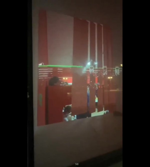 畸形不悦！英格兰U21更衣室遭到偷拍，恩瓦内里用毛巾怒砸玻璃