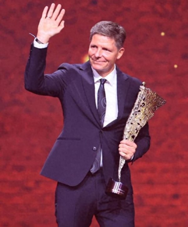 格拉斯纳获评奥地利年度最好训诲