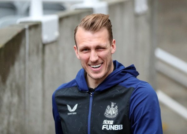 丹-伯恩: 我在上轮英超手部骨折, 但我不错进入接下来的世初赛