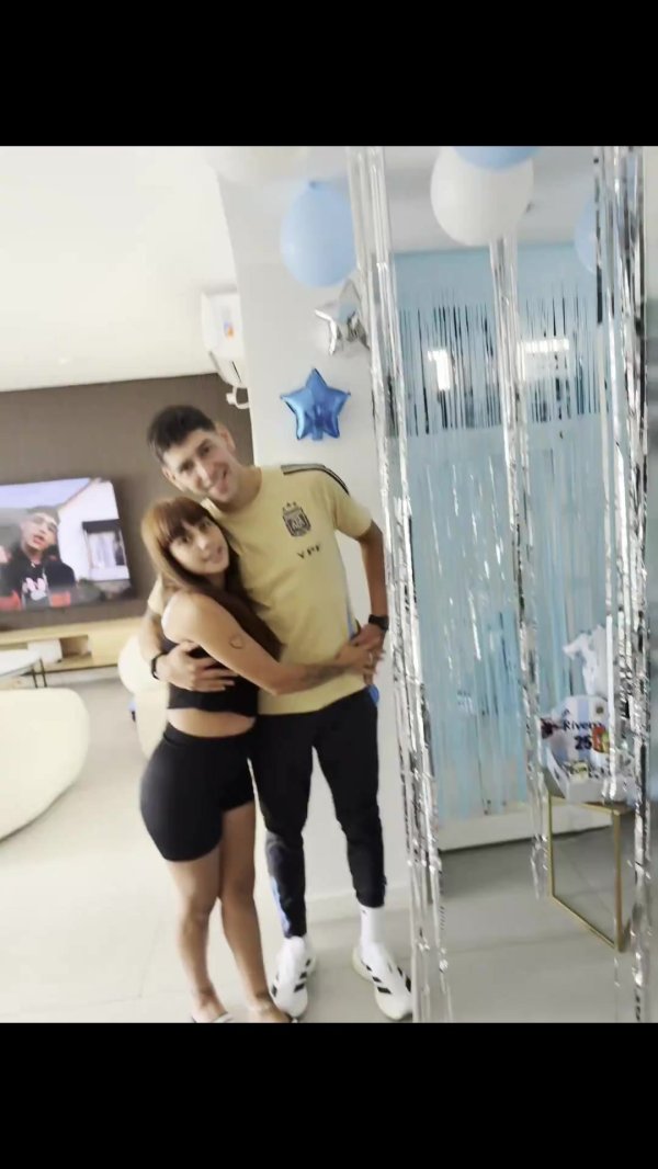 从卖饼干→阿根廷国脚！21岁里维罗完成国度队首秀，家东说念主为其庆祝