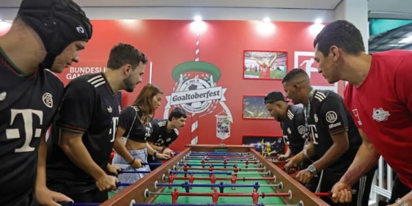 拜仁干涉巴西啤酒节行径，卢西奥到场和球迷亲切互动并签名