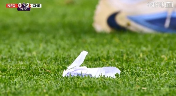 👀上头写了啥？切尔西球员在场上传递纸条，詹姆斯终末将其捡起
