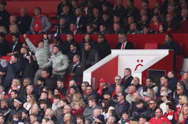 好气！马雷斯卡在看台花式庆祝进球，而丛林雇主就在一旁瞪着👀