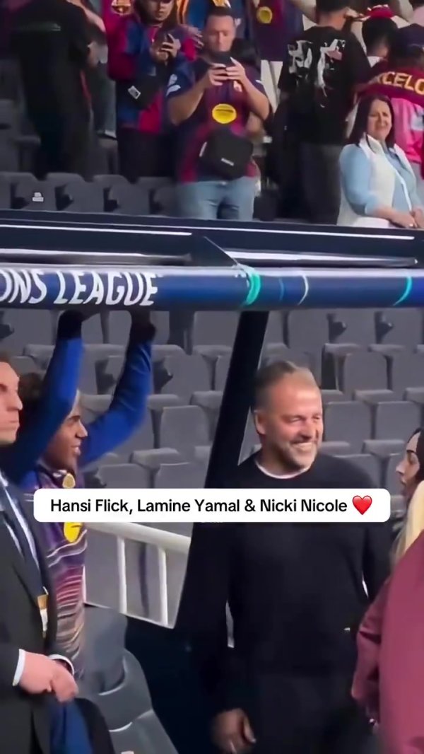 聊什么呢？弗里克欧冠赛后与亚马尔偏握女友交谈