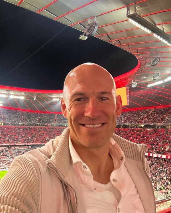 好久不见！41岁罗本重返慕尼黑，现场不雅战拜仁vs布鲁日的欧冠比赛