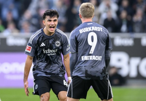 法兰克福官方：中场乌尊肌肉受伤，缺席时分待定，祝尽快康复！