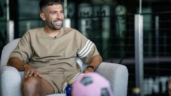 巴西连线不再😢阿尔巴：和史上最好球员梅西并肩交游是一种运气