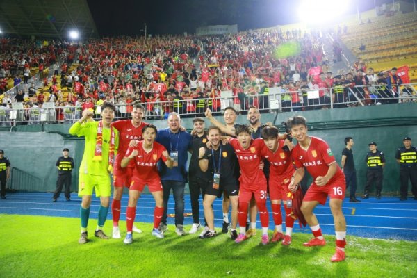 铜梁龙致谢各俱乐部：中国足球发展 需举座足球东说念主共同辛劳与互助