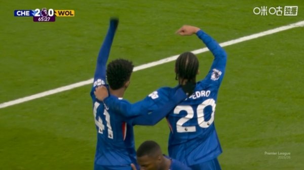 爱来自巴西！佩德罗进球后指向埃斯特旺，流露球迷为他呼吁祝福