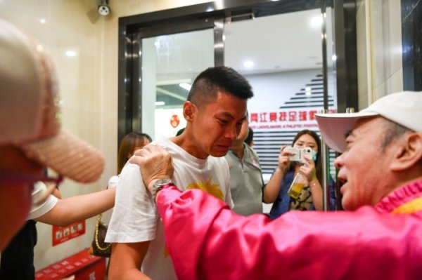 重庆强人！40岁黄希扬随铜梁龙冲超成功 3年前两江竞技阻隔时泪崩