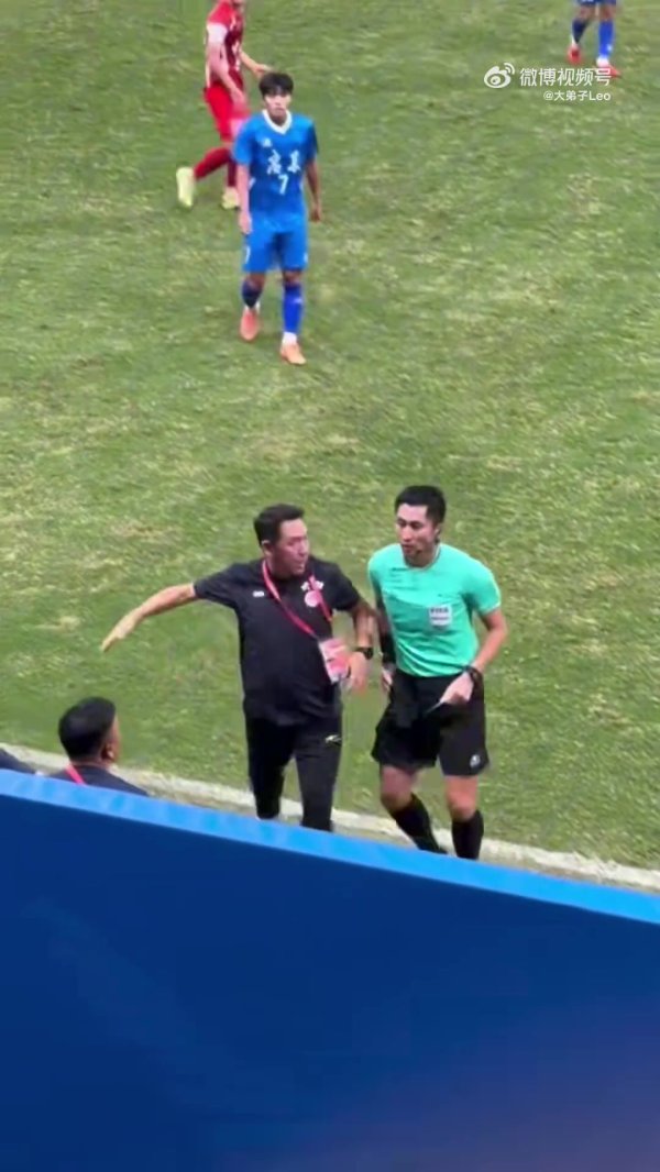 你惹他干嘛！马宁全运会情感出示红牌，云南主帅拉王人拉不住😬