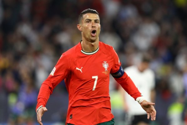 在代表葡萄牙国度队出战的第226场海外比赛中，C罗初度被红牌罚下