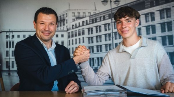 体图：皇萨和气巴黎等队专门16岁中场艾希霍恩，赫塔要价2000万欧