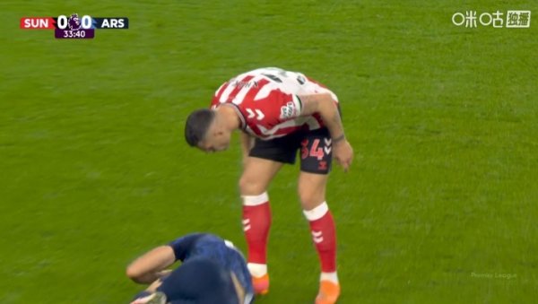 活气！桑德兰进球前，扎卡放倒反击中的梅里诺，对其贴脸怒喷