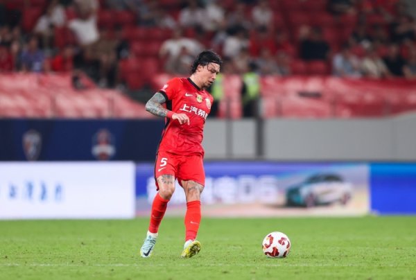 冠军圣体🏆36岁宿将张琳芃夺第11座中超冠军！生活20冠！问候！