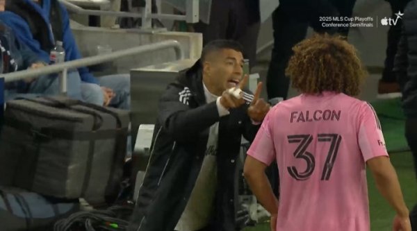 教唆牙？本场替补的苏亚雷斯在场下叫来本队中卫，向其传授教会