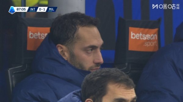 差错致丢球+点球被扑！被换下的恰20在替补席上色调快哭了😫