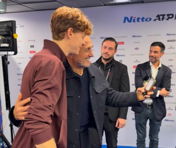 意媒：斯帕莱蒂现场不雅看ATP总决赛，赛后与冠军得主辛纳合影眷恋