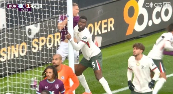 巴迪亚西勒角球真贵时阁下立柱将对方挤出底线，被裁判出示黄牌